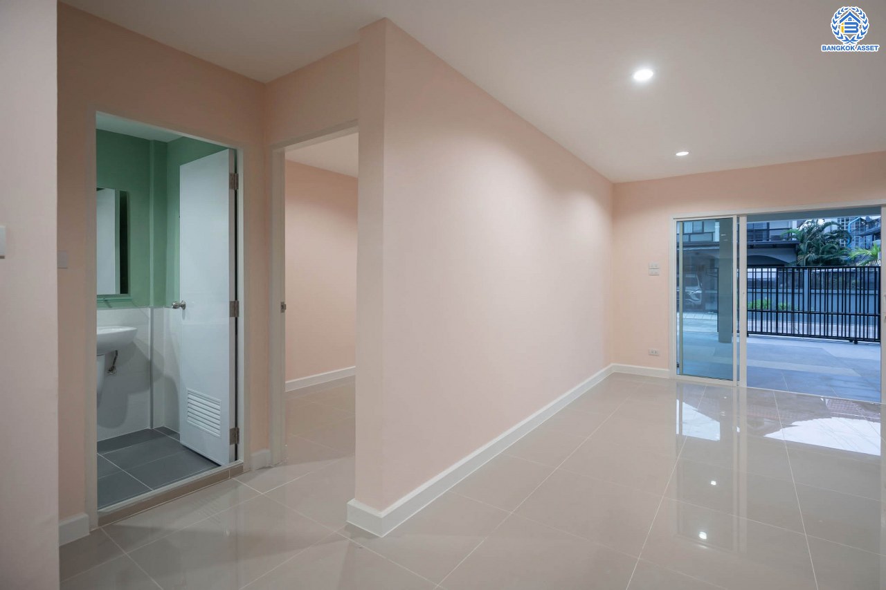 บ้านมือสองตกแต่งใหม่ โครงการ ดอนเมืองวิลล่า2 เพิ่มสิน บ้านแฝดหลังใหญ่ เนื้อที่ 39 ตร.ว. พื้นที่ใช้สอยเยอะถึง 240 ตร.ม. ฟังก์ชัน 3 ห้องนอน 2 ห้องน้ำ 1 ห้องอเนกประสงค์ จอดรถได้ 2 คัน บนทำเลเดินทางสะดวก เชื่อมต่อถ.สายไหม, ถ.พหลโยธิน ใกล้รถไฟฟ้าสายสีเขียว "สถานีสะพานใหม่" และทางด่วน "ฉลองรัช" รายล้อมด้วยสิ่งอำนวยความสะดวกครบครัน